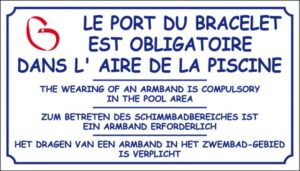 Le port du bracelet est obligatoire dans l'aire de piscine