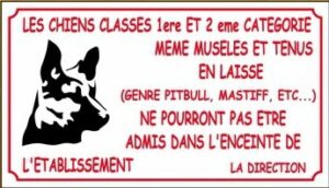 Les chiens classés 1ère catégorie même muselés et tenus en laisse ne pourront pas être admis dans l'enceinte de l'établissement